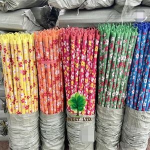 <span class=keywords><strong>Manche</strong></span> de <span class=keywords><strong>balai</strong></span> en bois <span class=keywords><strong>avec</strong></span> fil italien, couverture en PVC à fleurs colorées de haute qualité - Product Image 1