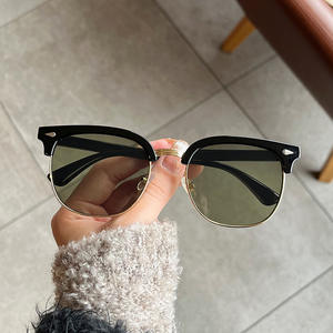 Gafas de Sol Retro con Montura Negra de Media Montura, Unisex, Marco Metálico, Protección UV400, Estilo con Remaches Cuadrados C4-6240 - Product Image 1