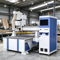 Routeur CNC 1325 ATC à changement d'outil automatique linéaire pour le travail du bois, la gravure, la découpe et la sculpture, idéal pour les portes d'armoires en bois massif