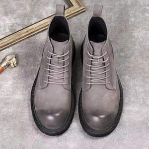 รองเท้าบูทหุ้มข้อผู้ชายสีเทาคุณภาพสูง ดีไซน์วินเทจ ทำจากหนังแท้ ล้างทำความสะอาดได้ ตกแต่งแบบเรโทร ตัดเย็บอย่างดี พร้อมเชือกผูก - Product Image 2