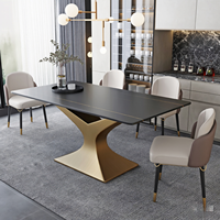 Ensemble de table à manger carrée en pierre frittée avec base en métal doré et plateau en dalle de roche, chaises confortables pour appartement, hôtel, villa