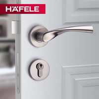 Porte en bois laquée blanche de style shaker contemporain de luxe avec quincaillerie Hafele pour salle de bain, villa, maison de ville, hôtel