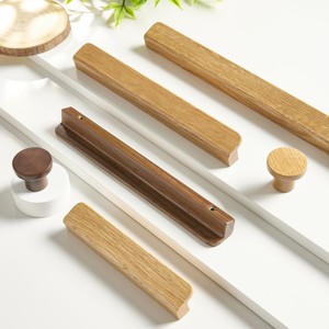 Maniglie Lunghe in Legno di Noce Nero Stile Nordico, Maniglie per Mobili in Legno, Maniglie per Ante di Armadi, Pomelli per Cassetti in Quercia - Product Image 4