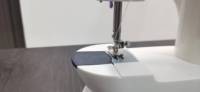 Petite machine à coudre électrique portative de ménage en gros de prix d'usine pour la famille avec la mini table de conseil