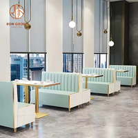 Meubles de restaurant et café modernes : banquette en cuir véritable bleu, tables à manger en marbre, chaises en cuir, cadre doré, personnalisables