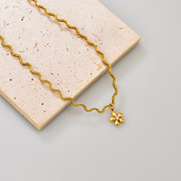Collier tendance en acier inoxydable plaqué or avec breloques géométriques en strass et pendentif en zircon blanc sur chaîne à maillons