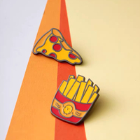 Badge personnalisé en émail découpé sur mesure pour frites, pop-corn, pizza, crème glacée, restaurant de restauration rapide, gourmet, pour placage or, forme et couleur personnalisées