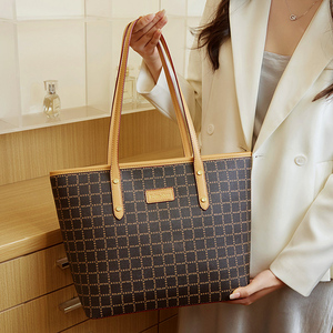 الأكثر مبيعًا حقائب كتف مصممة عالية الجودة كبيرة من البولي يوريثلين حقائب حمل مخصصة مع شعار - Product Image 4