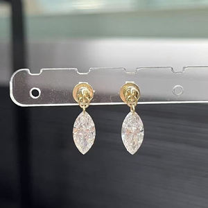 Pendientes de Oro de 10k Starsgem con Diamante Cultivado en Laboratorio, Diseño de Capa Flotante con un Solo Diamante - Product Image 4