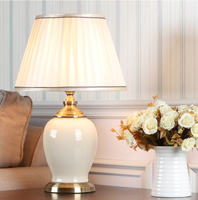 Lampe de table classique chinoise en céramique blanche pour chambre à coucher, abat-jour en tissu, avec télécommande, LED E26