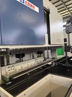 Centre de pliage de panneaux CNC entièrement automatique et flexible avec moteur pour le pliage de tôles en acier au carbone