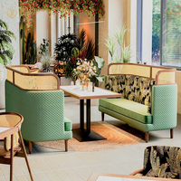 Ensemble de meubles de restaurant en rotin et bois avec canapé en tissu durable personnalisé pour café et salon de thé