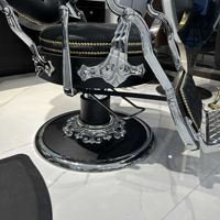 Fauteuil de Barbier Inclinable Rose Moderne avec Relevage Hydraulique et Repose-tête Rotatif pour Salon de Coiffure