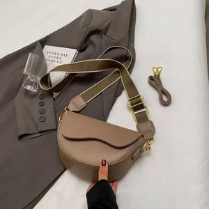 Bolso bandolera asimétrico de cuero con diseño geométrico moderno para mujer - Product Image 1