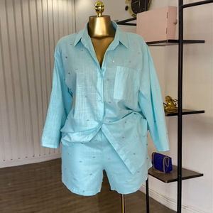 <span class=keywords><strong>Ensemble</strong></span> deux pièces d'été décontracté pour <span class=keywords><strong>femme</strong></span> : chemise unie à col rabattu clouté et manches longues ajustables, et short à taille élastique - Product Image 1