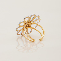 Neuer Modeschmuck Zweifarbiger Gänseblümchen-Ring für Damen Edelstahl Vergoldet Minimalistischer Blumen-Hohlring