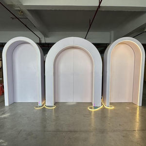 Arche de mariage personnalisée en acrylique blanc avec éclairage LED pour la décoration de scène de mariage et d'événements festifs - Product Image 1