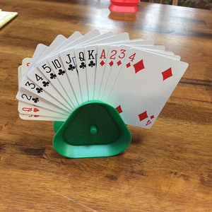 Couleurs Premium Sûr En Plastique Réutilisable Mains Libres Maison Famille Jouer Seniors Enfants <span class=keywords><strong>Poker</strong></span> Parties Jeu Carte Jeux Cartes Porte-Plateau - Product Image 1