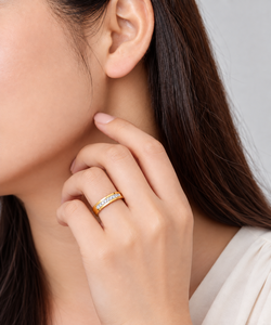 Anillo de Acento Dorado con Banda Pulida y Hilera de Piedras Transparentes, Joyería Clásica Minimalista - Product Image 5