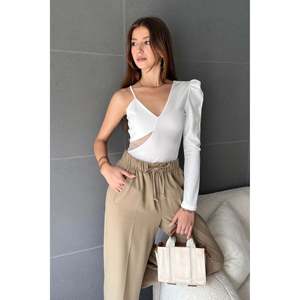 Blusa Elegante de Crepé Blanco con un Solo Hombro y Detalle de Tul Transparente para Mujer, de la Marca DEFILE, Elegante y Cómoda para el Uso Diario Moderno - Product Image 1