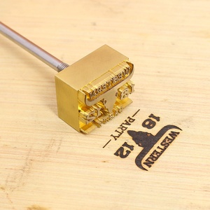 Bâtonnet de 30 cm de marque pour brûler les motifs sur gâteaux, biscuits, confiseries, avec poignée en fer et laiton pour brûler les moules - Product Image 1