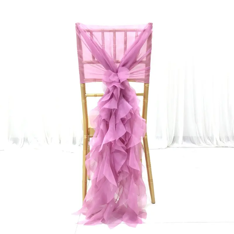 屋外の結婚式のパーティーは竹の結び目の椅子の後ろの花の結婚式のレストランの椅子のカバーとサッシを使用します