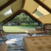 Tente de glamping gonflable de 12 m² en PVC avec colonne d'air, lanterneau en TPU et cheminée, abri de camping familial portable