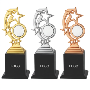 Trofeo metálico con temática de estrellas y base grabada Modelo 727 A B C para deportes y juegos con base de madera negra - Product Image 1