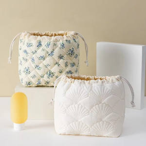 Sac de maquillage personnalisé en coton matelassé à fleurs avec cordon de serrage, sac de <span class=keywords><strong>toilette</strong></span> de voyage mignon, sac de rangement pour cosmétiques, sac cadeau pour femmes et filles - Product Image 1