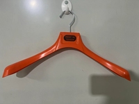 Cintre en plastique ABS personnalisé à épaules larges avec crochet métallique et impression de logo pour l'affichage de vêtements et les magasins de détail
