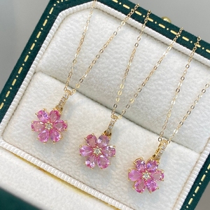 อาซูโอ ไฟน์ จิวเวลรี่ 18K ทองคำแท้สีเหลืองธรรมชาติ สร้อยคอดอกไม้ประดับไพลินสีชมพู ของขวัญหมั้น ของขวัญแต่งงาน ของขวัญวันเกิดผู้หญิง ของขวัญทุกวัน - Product Image 4