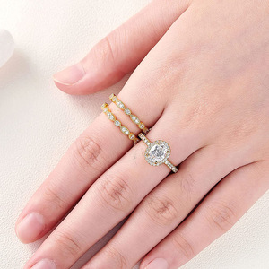 Set di Tre Anelli Ovali per Donne, Elegante Gioiello di Design per Matrimonio e Moda - Product Image 2