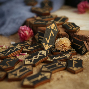 Juego de 25 runas talladas en madera, símbolo negro, juego de runas para principiantes místicos occidentales, juego de runas - Product Image 5