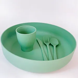 Набор пластиковой посуды различных цветов хорошего качества по низкой цене от производителя без бисфенола А