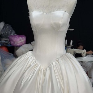 Hz032 Impresionante Vestido de Novia de Satén Duquesa Estilo Basque Minimalista, Color Marfil, Sin Tirantes, Escote Corazón, con Copas y Corsé, Jancember - Product Image 4