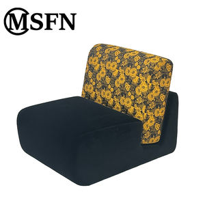 كرسي استرخاء عصري أنيق بنمط أصفر مع قاعدة سوداء وإطار خشبي لغرف المعيشة وغرف الطعام، قابل للتخصيص - Product Image 1