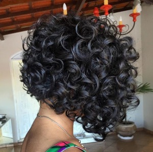 Perruque synthétique courte bouclée noire et bordeaux pas chère pour <span class=keywords><strong>femme</strong></span>, <span class=keywords><strong>coupe</strong></span> pixie, sans colle, avec raie latérale - Product Image 4