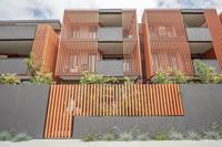 Panneaux de persiennes extérieurs en aluminium sur mesure Modèle d'ouverture verticale et horizontale pour volets de fenêtre d'hôtel
