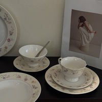 Ultra-belle assiette en céramique florale violette Nouveau style français Soucoupe jetable pour tasse à thé de l'après-midi avec plante