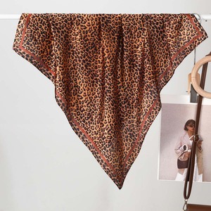 Écharpe carrée en satin de soie à imprimé licorne multicolore bohème et plumes orange vif pour accessoire de cheveux féminin - Product Image 2