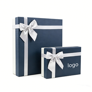 Boîte cadeau en carton blanc et gris personnalisable en direct d'usine avec ruban élégant, idéale pour l'emballage de bijoux - Product Image 1