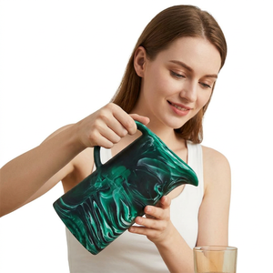 Collection Artisanale : Carafe Moderne en Résine, Design Marbré Vert, Durable, Plus de 6L, Écologique, Idéale pour Boissons et Fêtes - Product Image 1