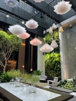 Lustre suspendu dynamique en forme de pivoine pour plafond, éclairage mécanique pour ingénierie, avec mouvement haut-bas