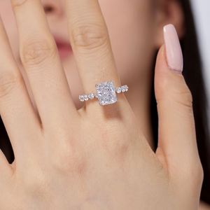 Bague Dylam Fine Dainty Classic Design en argent sterling massif plaqué rhodium, sertie de 4 carats de zirconiums cubiques 8A. - Product Image 2