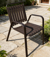 Chaise d'extérieur légère et moderne en plastique avec dossier ergonomique et accoudoirs, empilable pour patio, jardin, bord de piscine, confort et soutien