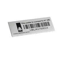 Plaques signalétiques métalliques personnalisées avec étiquettes UV imprimées sur aluminium, présentant des logos gravés pour l'équipement, les machines et les appareils électroménagers