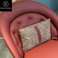 Fauteuil d'appoint capitonné en cuir rouge glamour avec base en métal doré, chaise de salon individuelle de luxe pour villa