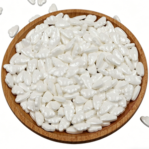 El Pastel de Cumpleaños Está Bellamente Decorado con Dulces Coloridos, Agujas de Azúcar en Forma de Nube Blanca, Cupcakes y Adornos para Repostería - Product Image 1