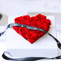 Bouquet de 12 roses éternelles – Boîte acrylique trompette de qualité supérieure – Finition haut de gamme – Cadeau transfrontalier pour la Fête des Mères – Naturel