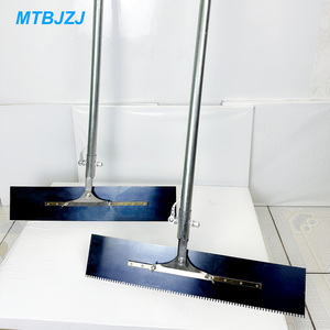 Râteau à dents larges pour sols en époxy, avec manche extensible en acier inoxydable, épandeur de résine pour garages, ateliers et grands espaces. - Product Image 1